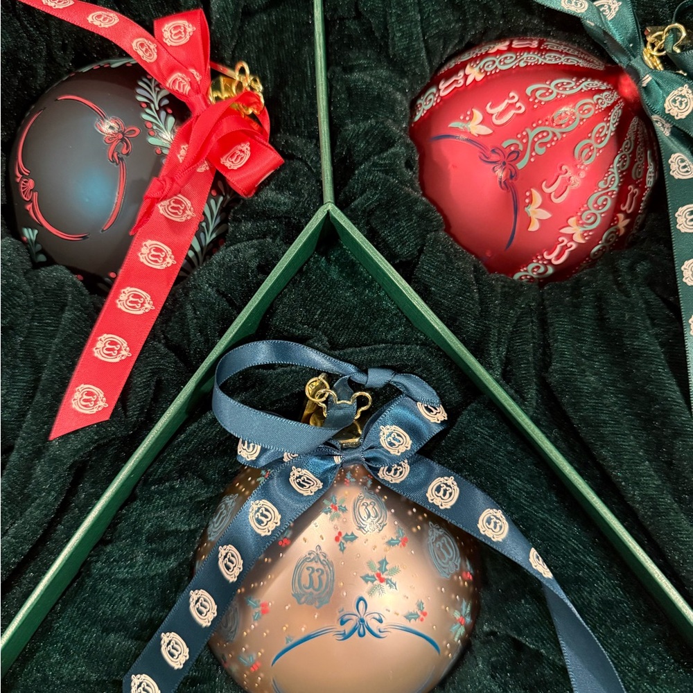 Chic Green Embossed Box